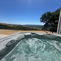 Vineyard Views  King Bed Dog Friendly  Hot Tub