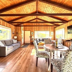 Cozy Coastal Cabin EV, fire pit King Bed
