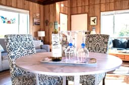 Cozy Coastal Cabin EV, fire pit King Bed - Image 5