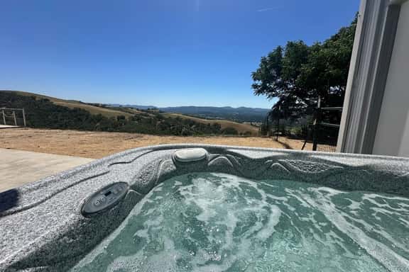 Vineyard Views King Bed Dog Friendly Hot Tub - Image 1
