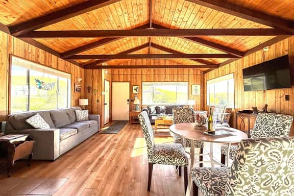 Cozy Coastal Cabin EV, fire pit King Bed - Image 1