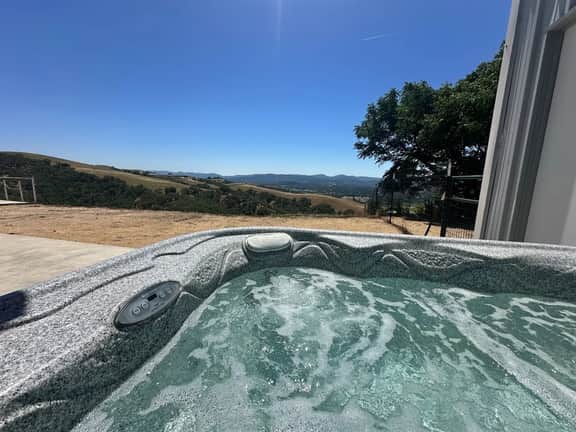 Vineyard Views | King Bed | Dog Friendly | Hot Tub - Image 3