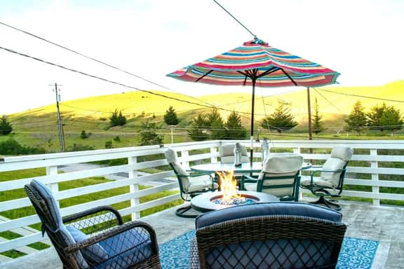 Cozy Coastal Cabin EV, fire pit King Bed - Image 2