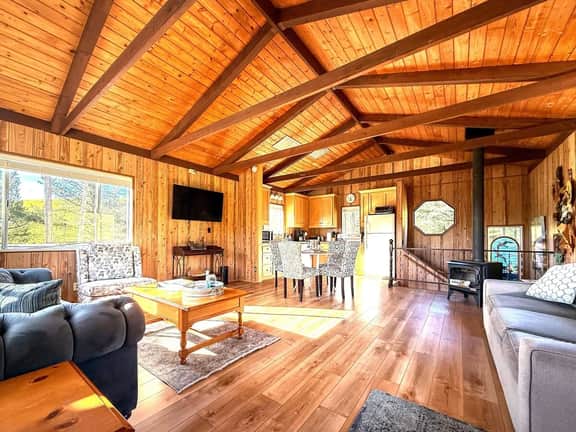 Cozy Coastal Cabin EV, fire pit King Bed - Image 4